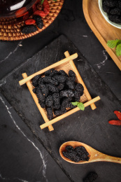 木垫上放着桑葚干