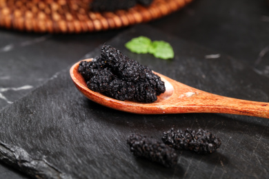 勺子里舀着桑葚