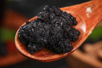 勺子上舀着桑葚干