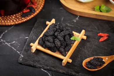 木垫上放着桑葚干