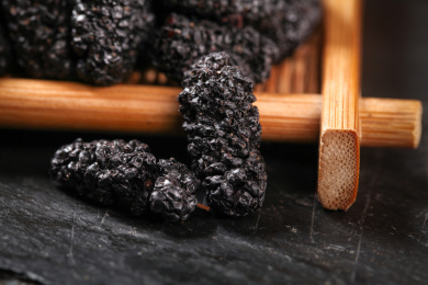 木垫上放着桑葚干