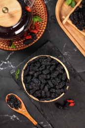 黑底上放着一筐桑葚干