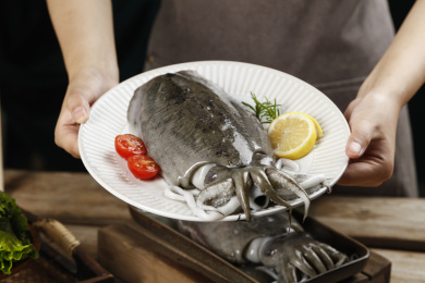 手上端着一盘墨鱼