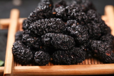 木垫上放着桑葚干