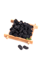 木垫上放着桑葚