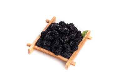 木垫上放着桑葚