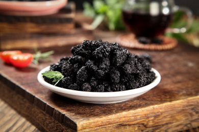 木底上放着一盘桑葚干