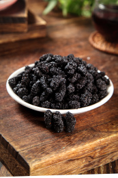 木底上放着一盘桑葚干