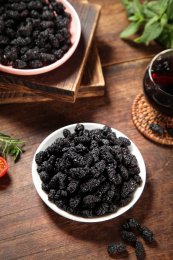 木底上放着一盘桑葚干