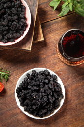 木底上放着一盘桑葚干