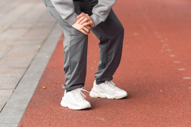亚洲运动男生捂住膝盖局部特写