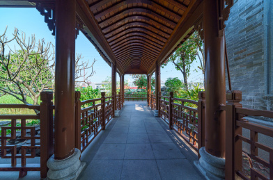 广州海珠湿地公园花园湖景传统中式走廊