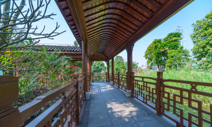 广州海珠湿地公园花园湖景传统中式走廊