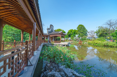 广州海珠湿地公园花园湖景传统中式走廊