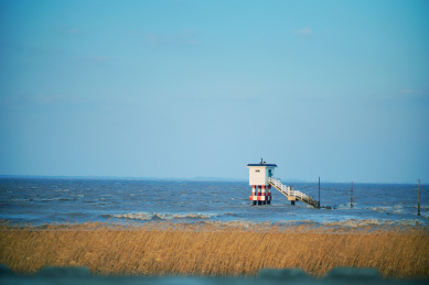 上海市崇明区横沙岛海中屹立着的水文站