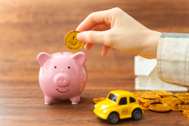 把金币投入到存钱罐中，存钱存款概念