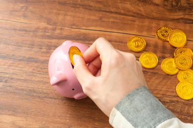 把金币投入到存钱罐中，存钱存款概念