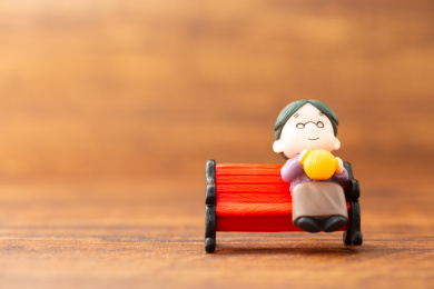 坐在长椅上的空巢老人