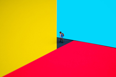 被红黄蓝包围的小学生微缩创意图