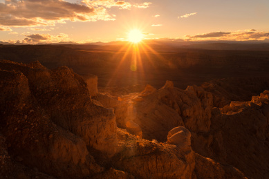 夕阳下金色的中国西藏阿里札达土林
