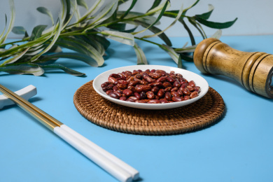 桌面上的盘子里的美味可口的花芸豆