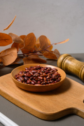 桌面上的盘子里的美味可口的花芸豆