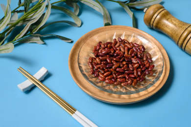 桌面上的盘子里的美味可口的花芸豆