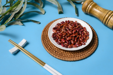 桌面上的盘子里的美味可口的花芸豆