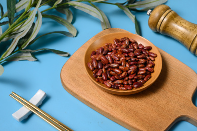 桌面上的盘子里的美味可口的花芸豆