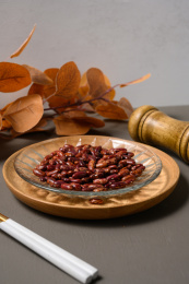 桌面上的盘子里的美味可口的花芸豆