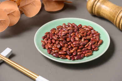 桌面上的盘子里的美味可口的花芸豆