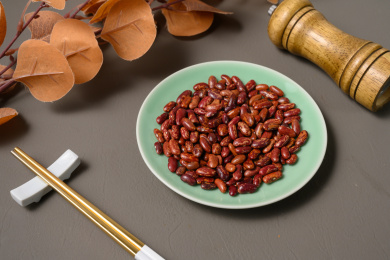 桌面上的盘子里的美味可口的花芸豆