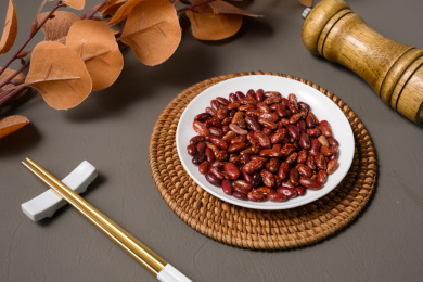 桌面上的盘子里的美味可口的花芸豆