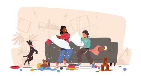 小孩开心玩枕头大战