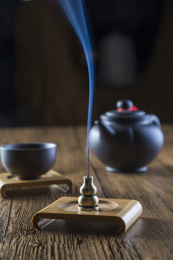 陶瓷茶具和袅袅飘散的沉香烟雾