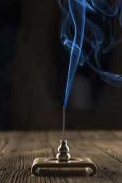香插中点燃的沉香飘散出的烟雾