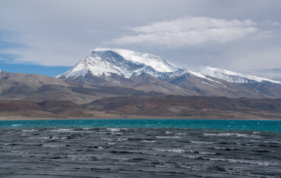中国西藏阿里拉昂错和纳木那尼峰