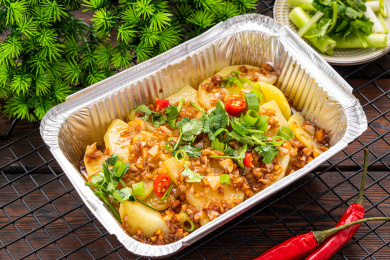 棕色木纹桌面上放着一份锡纸烧烤娃娃菜