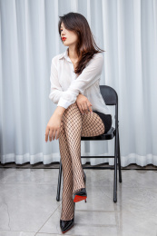 身材匀称的性感高挑女性淡妆人像