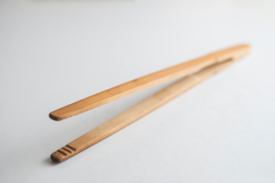 传统手工制作的竹制茶夹镊子