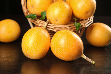 深底上的热情果