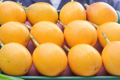 手里拿着热情果