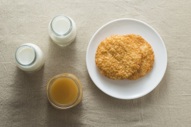 牛奶和酥脆可口营养健康的米饼