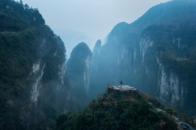 航拍一个人站在湖南湘西天问台的悬崖边