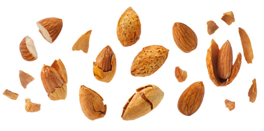 一些带壳手剥巴旦木杏仁和碎壳