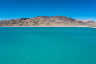 航拍中国西藏阿里别若则错湖风景