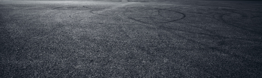 布满轮胎印的汽车赛道