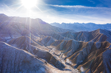 中国甘肃张掖祁连山逆光航拍