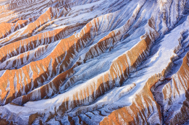 中国甘肃张掖祁连山沟壑残雪航拍