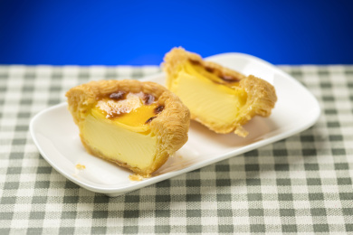 一盘蛋挞摆放在桌面上特写